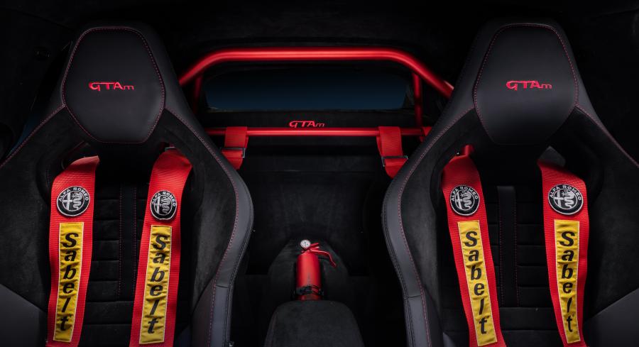 Интерьер Alfa Romeo Giulia GTAm (952) 2020 года  (фото 11 из 59)